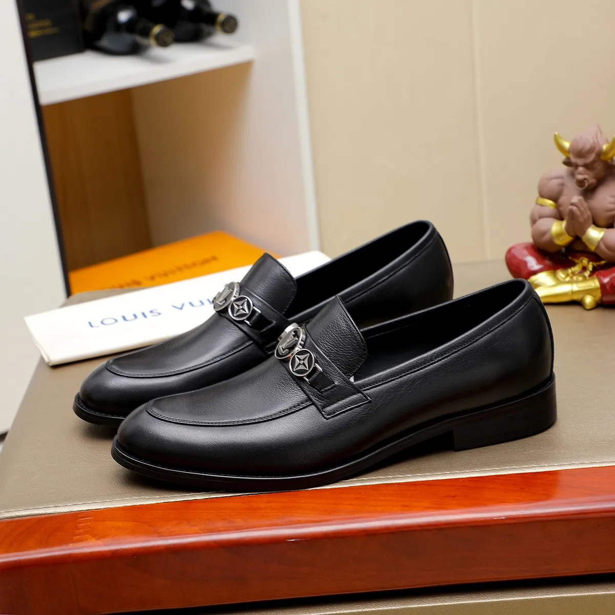 Men's Men's Shoes 💰420 💰[Louis Vuitton] LV high-end business formal leather shoes! ! Luxurious and elegant style, equal emphasis on practicality and style, professional focus on details and quality, counter original 1⃣️: 1⃣️ super accurate reproduction👍🏻! Material: The upper is made of imported original soft 🐂cowhide ➕imported first-layer sheepskin lining. Original anti-slip and wear-resistant outsole! Code number: 39--45, (38.46 custom-made) Large quantities in stock!